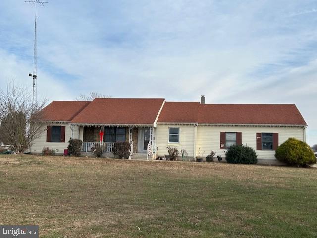 ranch-style house featuring a front lawn and a porch