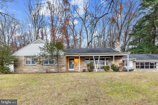 ranch-style house featuring a front yard