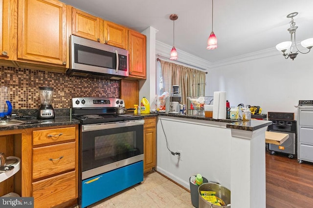 kitchen featuring backsplash, ornamental molding, stainless steel appliances, an inviting chandelier, and light hardwood / wood-style floors