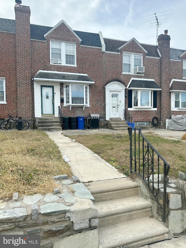 view of front facade featuring a front lawn