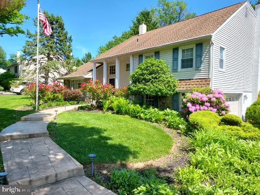 view of front of home featuring a front lawn