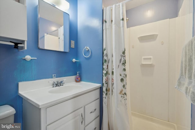 full bathroom with vanity, toilet, and shower / tub combo