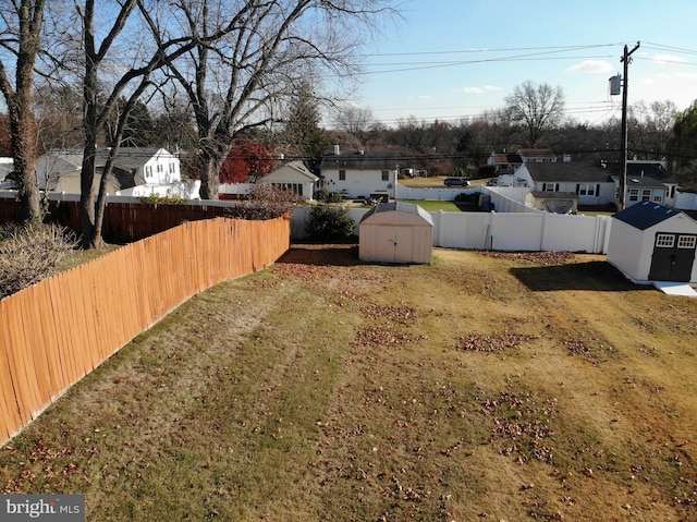 view of yard featuring a storage unit