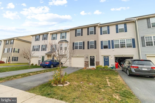 townhome / multi-family property featuring a front yard