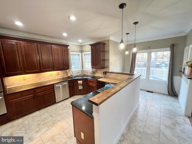 kitchen featuring a sink, tasteful backsplash, a peninsula, crown molding, and dishwasher