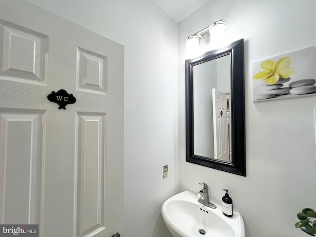 bathroom featuring a sink