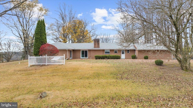 view of front of property featuring a front lawn