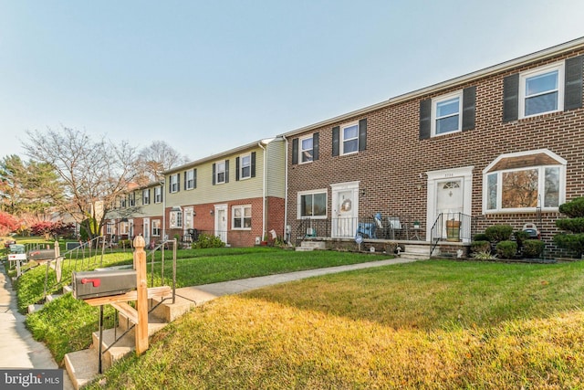 townhome / multi-family property featuring a front yard