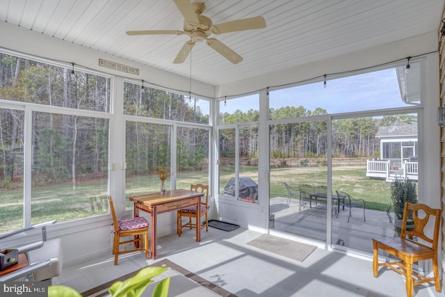 sunroom / solarium featuring ceiling fan