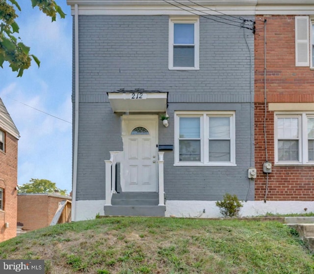 view of front of home with a front lawn