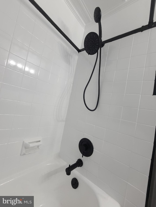 room details featuring crown molding and tiled shower / bath combo