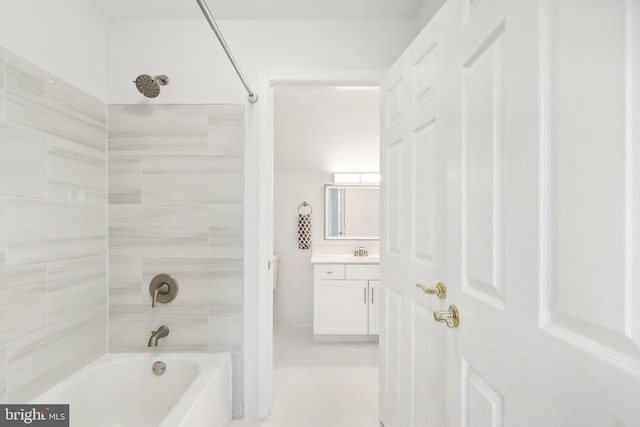 bathroom with vanity and tiled shower / bath