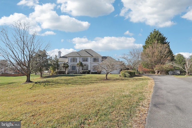 view of front of property featuring a front yard