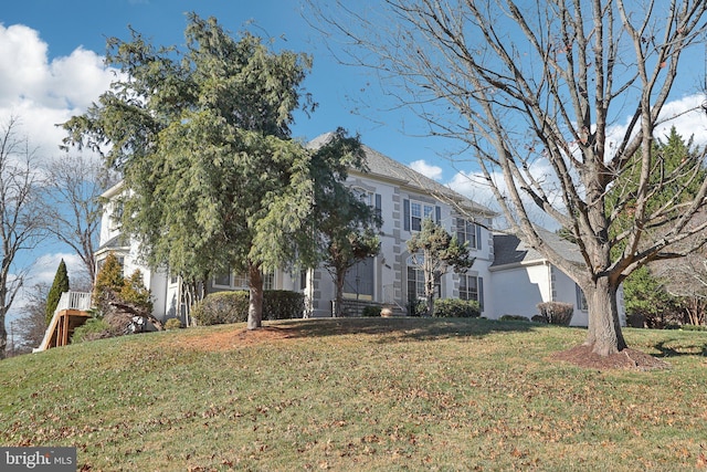 view of front facade featuring a front lawn