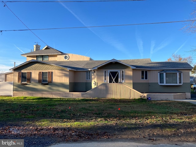 view of front of house featuring a front yard