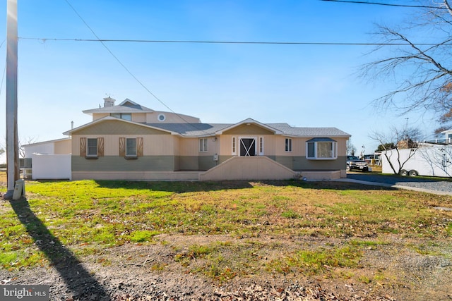 view of front of home featuring a front lawn