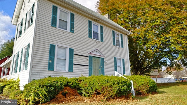 colonial house featuring a front lawn