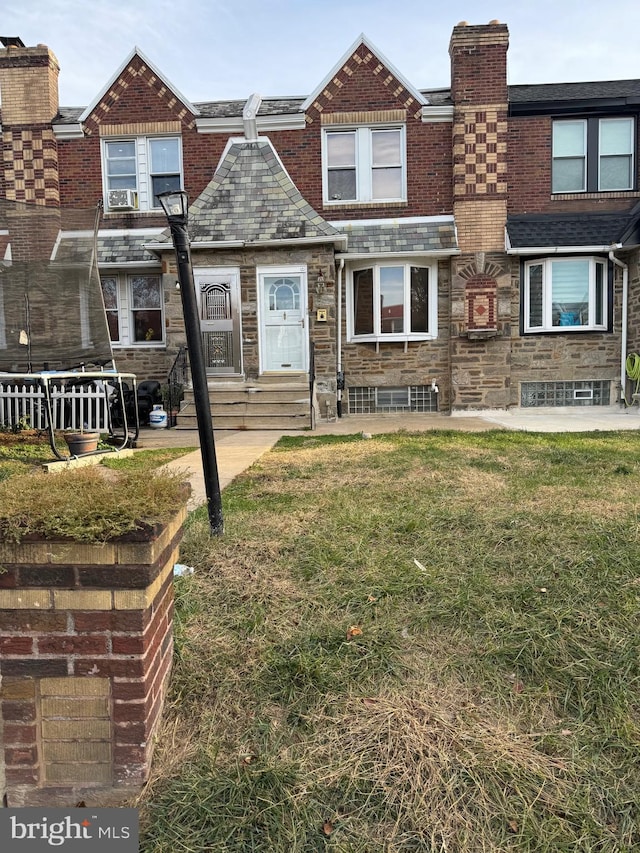 townhome / multi-family property with a front lawn