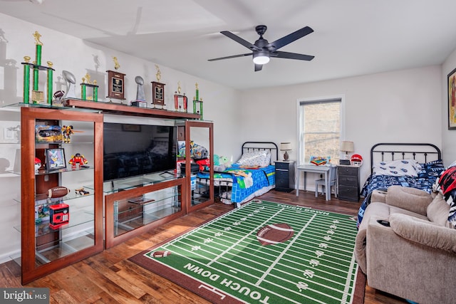 living room featuring hardwood / wood-style flooring and ceiling fan