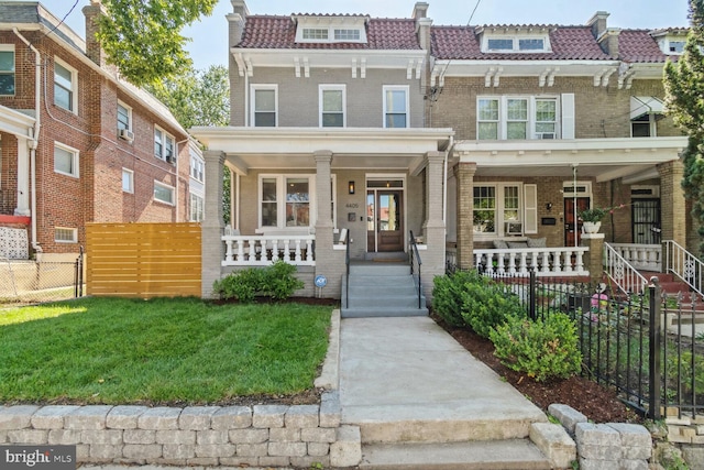 view of front of property featuring covered porch and a front yard