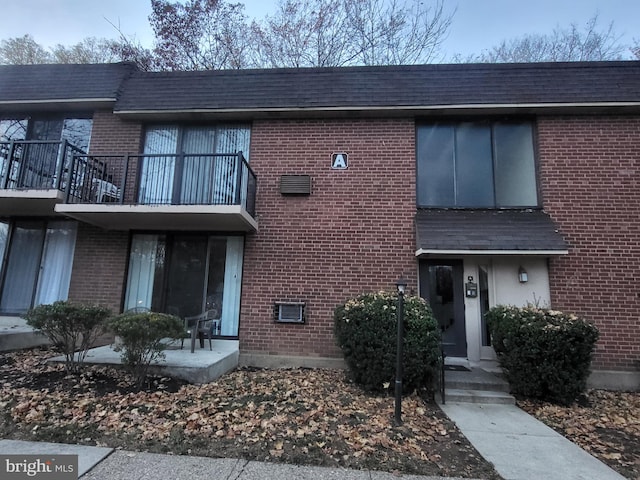 townhome / multi-family property featuring a balcony