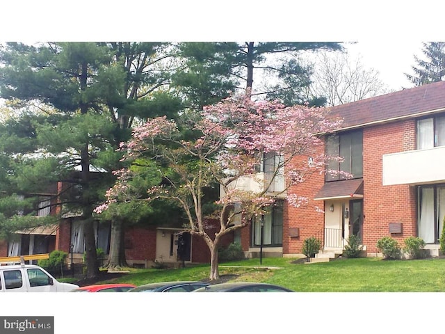 view of front of home with a front lawn