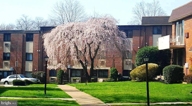 100 E Glenolden Ave Unit A-1, Glenolden, PA 19036 - view of property's community featuring a yard