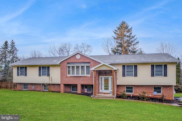 bi-level home featuring a front lawn