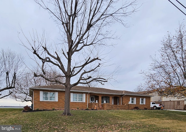 ranch-style home featuring a front lawn