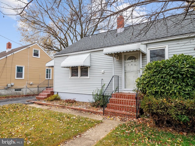 view of front of property featuring a front yard