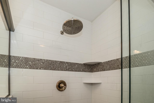 interior details with a tile shower