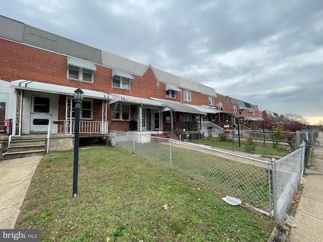 view of front of home featuring a front yard and covered porch