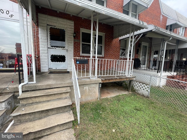 property entrance featuring a porch