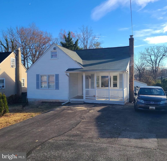 view of front of house featuring covered porch