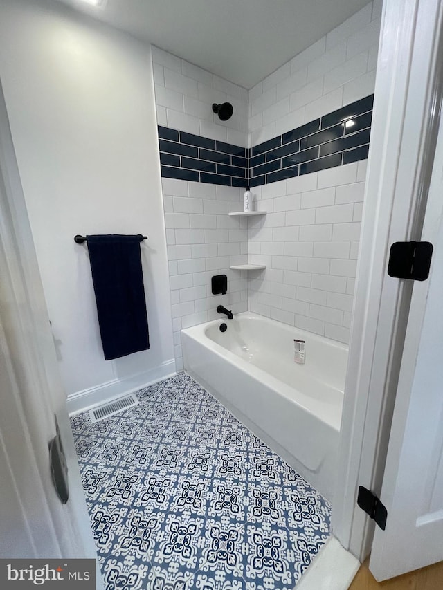 bathroom with tiled shower / bath