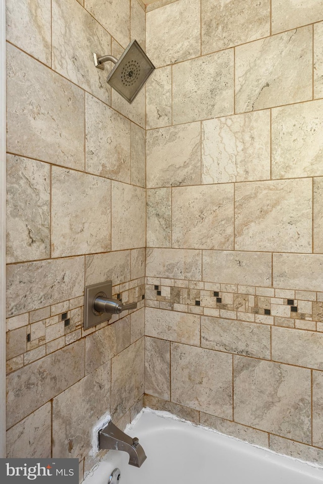 room details featuring tiled shower / bath