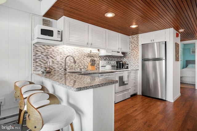 6803 Atlantic Ave Unit 3K, Ocean City, MD 21842 - kitchen featuring white appliances, under cabinet range hood, a peninsula, wood ceiling, and a sink