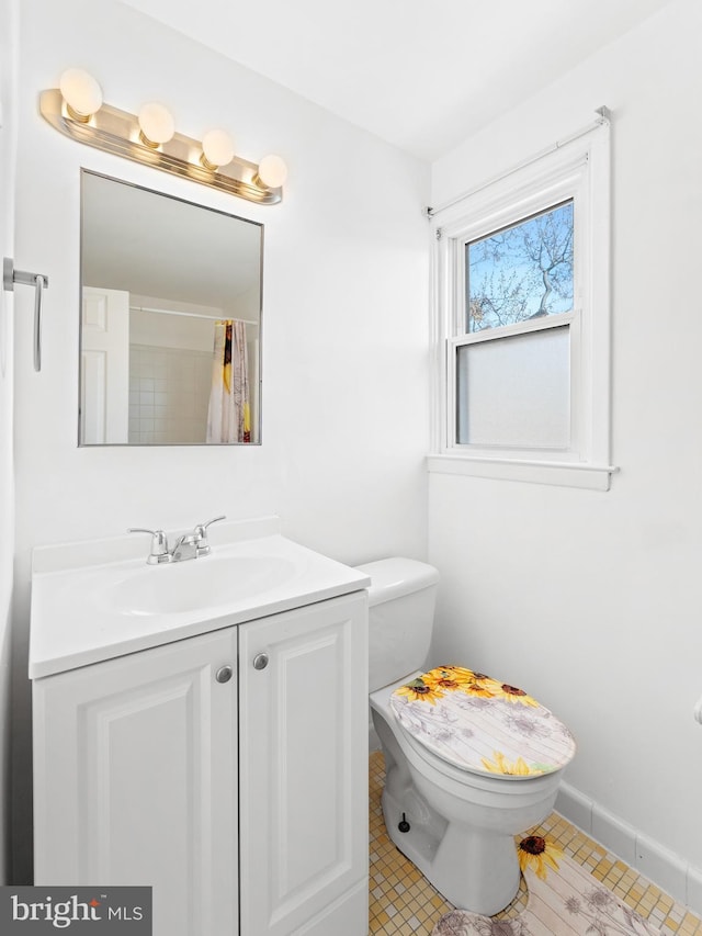 bathroom with a shower with curtain, vanity, and toilet