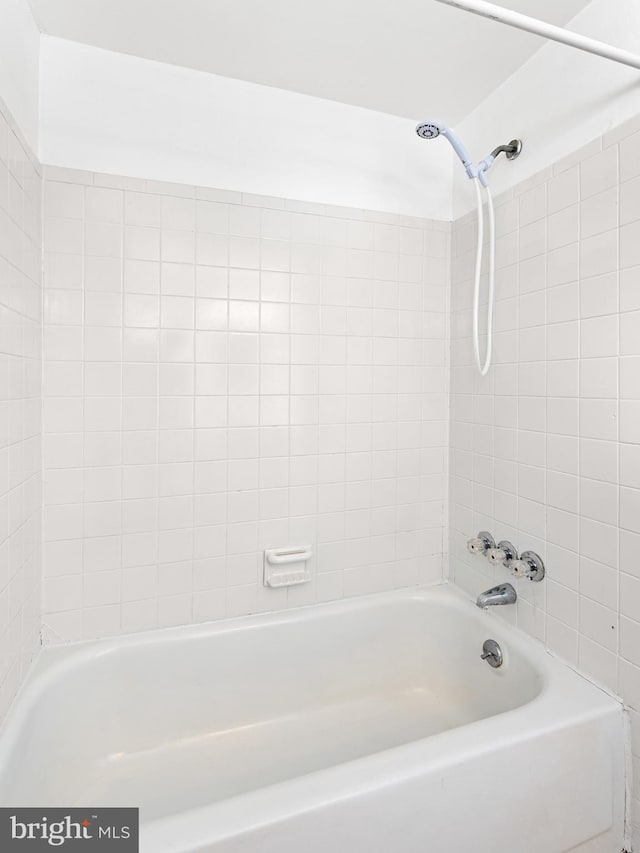 bathroom featuring tiled shower / bath combo