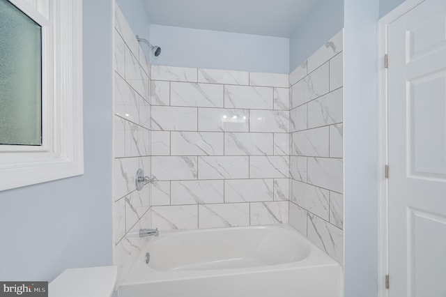 bathroom featuring tiled shower / bath