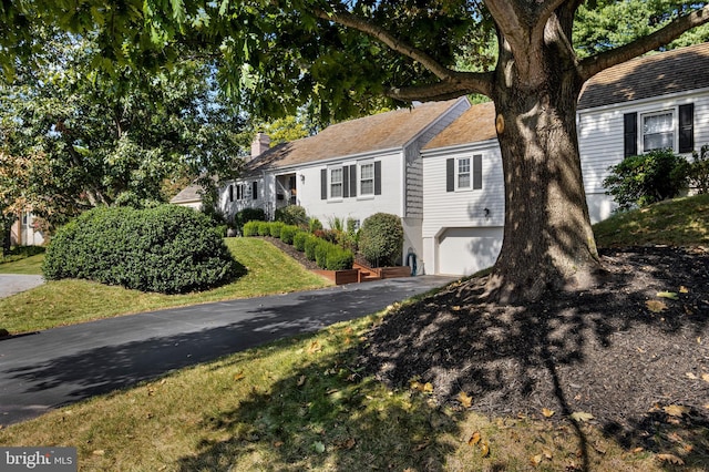 view of front of home featuring a front yard and a garage