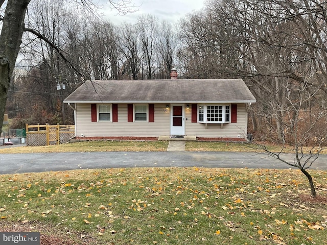 view of front of home with a front lawn