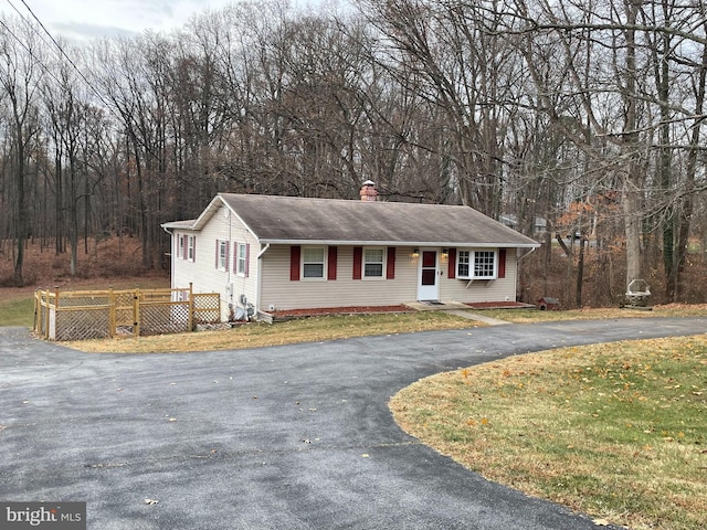 view of front facade with a front yard