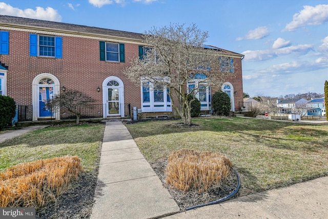 townhome / multi-family property featuring a front yard