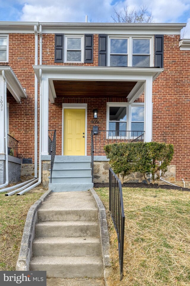 townhome / multi-family property featuring a front yard