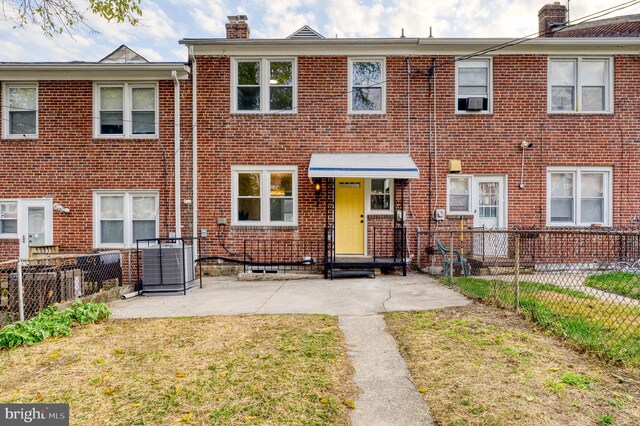 townhome / multi-family property featuring a front yard