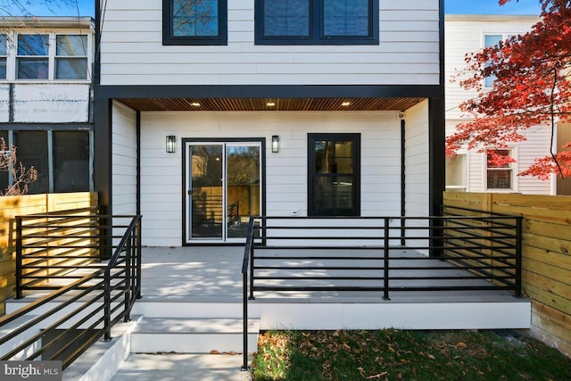 property entrance featuring a porch