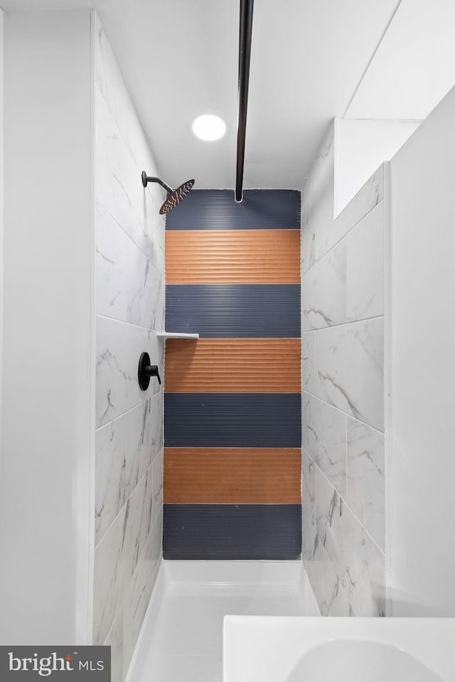 bathroom featuring tiled shower