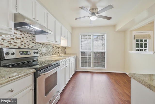 kitchen featuring electric stove, dark hardwood / wood-style floors, ceiling fan, tasteful backsplash, and white cabinetry