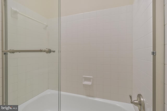 bathroom with tiled shower / bath combo